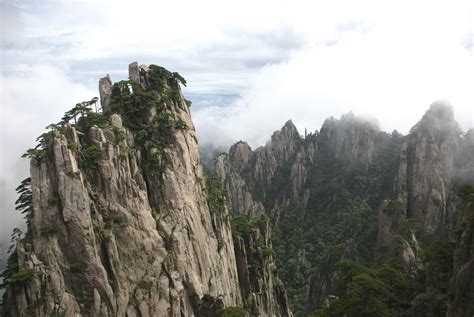 De Lichtpijler van Huangshan: Een spectaculair natuurwonder met mystieke charme!