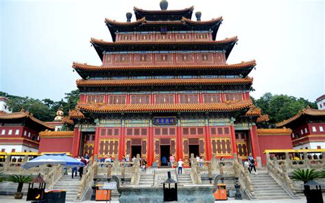 De Puning Tempel: Een Eeuwenoude Meesterwerk en Oase van Rust in Chengde!