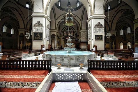 De Ulu Cami: Een Historische Mozaïek van Verleden en Tegenwoordigheid!