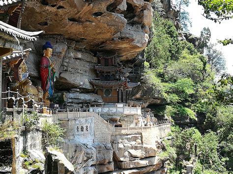 Het Mysterieuze Aanzicht van de Shibao Shan! Ontdek de Pracht van een Verborgen Tempelberg