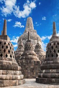 Candi Borobudur: Een Historische Reis Door de Tijd en een Spektakel van Steenkunst!