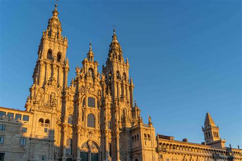 De Catedral de Santiago de Compostela: Een Middeleeuwse Meesterwerk en Spirituele Haven!