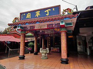 De Dingjun Tempel: Een oase van sereniteit en een blik op de geschiedenis!