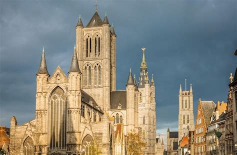 De Sint-Nicolaaskathedraal: Een Russische Parel met een Geschiedenis die Rimpelt!