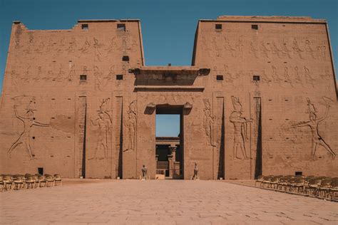 De Tempel van Edfu: Een Gigante uit de Oudheid Ontwaakt!