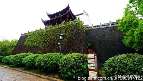 De Oude Stad van Wuzhou: Een Reis Door de Tijd en een Smaak van Traditioneel Leven!